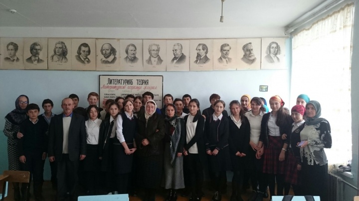 В Хунзхской средней школе №1 провели встречу с Народной поэтессой Залму Батировой